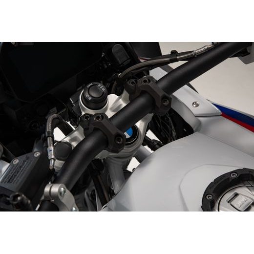 SW MOTECH ZVÝŠENÍ ŘÍDÍTEK 32 NAHORU,25 MM DOZADU R1200GS (12-18), R1250GS /ADV.(18-). ČERNÉ