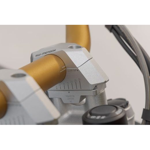 SW MOTECH VARIABILNÍ ZVÝŠENÍ ŘÍDÍTEK O PRŮMĚRU 32MM, H 32, STŘÍBRNÉ