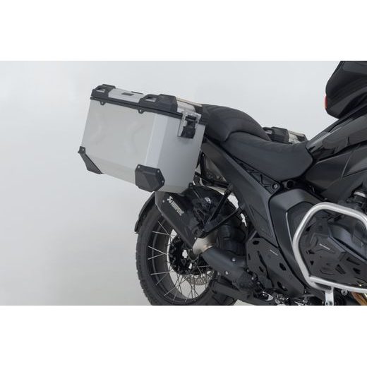 SW MOTECH TRAX ADV ALUMINIUM CASE SYSTEM AKRAPOVIC SILVER. 45/45 L. BMW R 1300 GS (23-).