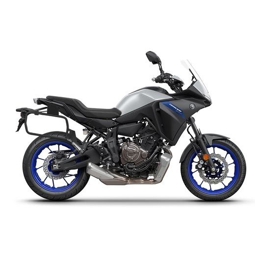 KOMPLETNÍ SADA BOČNÍCH ČERNÝCH HLINÍKOVÝCH KUFRŮ SHAD TERRA BLACK 47L/47L, VČETNĚ MONTÁŽNÍ SADY SHAD YAMAHA MT-07 TRACER / TRACER 700