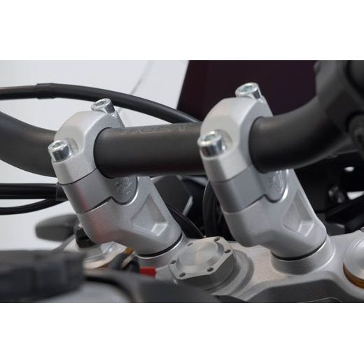 SW MOTECH ZVÝŠENÍ ŘÍDÍTEK H=20 MM. STŘÍBRNÉ TRIUMPH TIGER 900 GT/RALLY PRO.