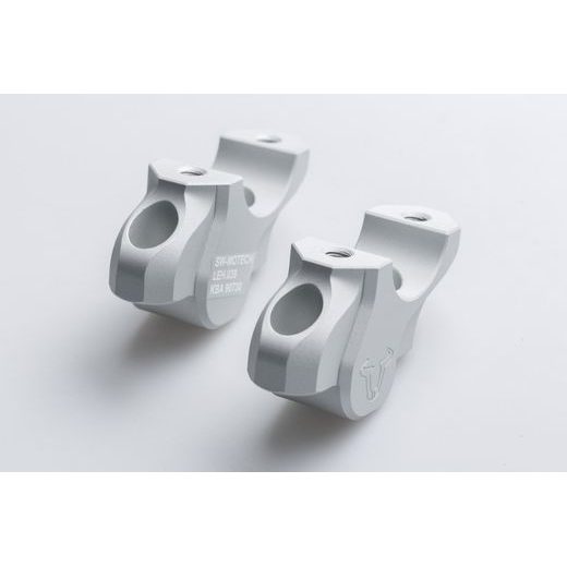 SW MOTECH ZVÝŠENÍ ŘÍDÍTEK 32 NAHORU,25 MM DOZADU R1200GS (12-18), R1250GS /ADV.(18-). STŘÍBRNÉ