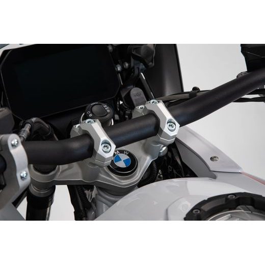 SW MOTECH ZVÝŠENÍ ŘÍDÍTEK 32 NAHORU,25 MM DOZADU R1200GS (12-18), R1250GS /ADV.(18-). STŘÍBRNÉ