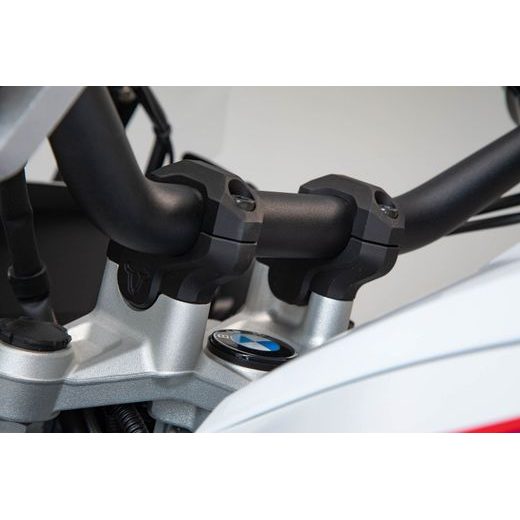 SW MOTECH ZVÝŠENÍ ŘÍDÍTEK 32 NAHORU,25 MM DOZADU R1200GS (12-18), R1250GS /ADV.(18-). ČERNÉ