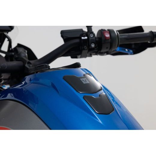 SW MOTECH TANKPAD 79,6 X 113 MM. BLACK/GREY.