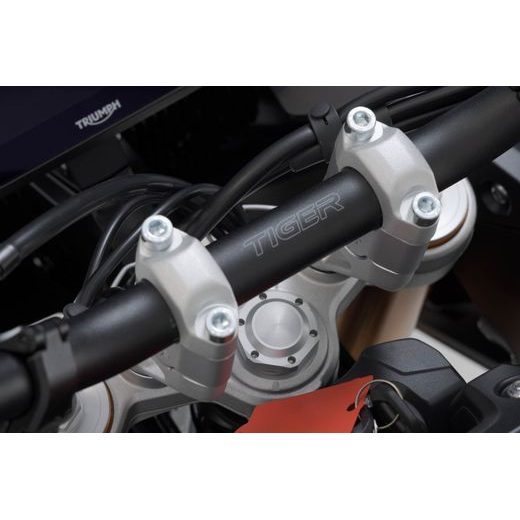 SW MOTECH ZVÝŠENÍ ŘÍDÍTEK H=30 MM. STŘÍBRNÉ TRIUMPH TIGER 900 GT/RALLY PRO.
