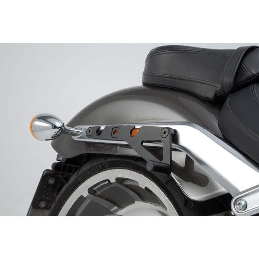 SW MOTECH SLH NOSIČ PRAVÝ HARLEY-DAVIDSON FAT BOY / S, BREAKOUT / S (17-).