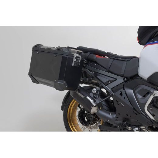 SW MOTECH TRAX ADV ALUMINIUM CASE SYSTEM AKRAPOVIC BLACK. 45/45 L. BMW R 1300 GS ADV. (24-