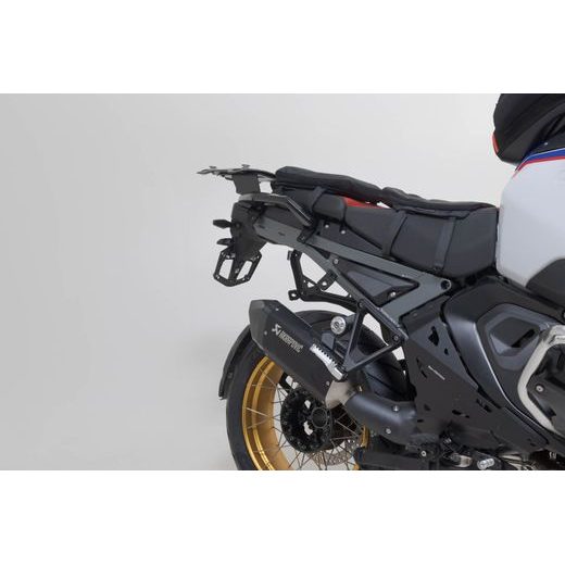 SW MOTECH TRAX ADV ALUMINIUM CASE SYSTEM AKRAPOVIC BLACK. 45/45 L. BMW R 1300 GS ADV. (24-