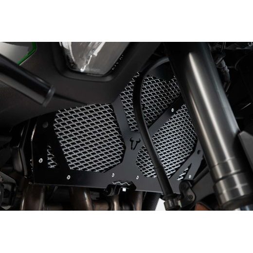 SW MOTECH KRYT CHLADIČE ČERNÁ/STŘÍBRNÁ. KAWASAKI VERSYS 1000 (18-)./ VERSYS 1100 (2025-)