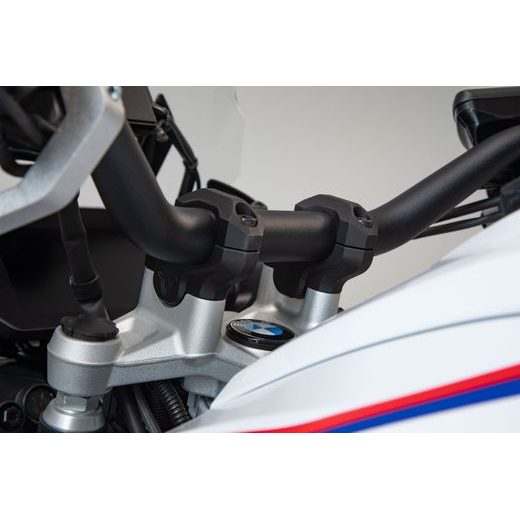 SW MOTECH ZVÝŠENÍ ŘÍDÍTEK 32 NAHORU,25 MM DOZADU R1200GS (12-18), R1250GS /ADV.(18-). ČERNÉ