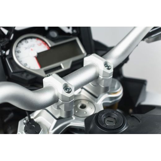 SW MOTECH ZVÝŠENÍ ŘÍDÍTEK 20 MM. STŘÍBRO. BMW S 1000 XR (15.-).