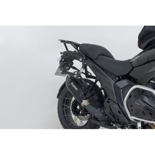 SW MOTECH TRAX ADV ALUMINIUM CASE SYSTEM AKRAPOVIC BLACK. 45/45 L. BMW R 1300 GS (23-).