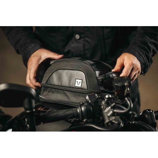 SW MOTECH LEGEND GEAR MAGNETIC TANK BAG LT3 3.5 L - 5.5 L. MAGNETICKÉ PŘICHYCENÍ