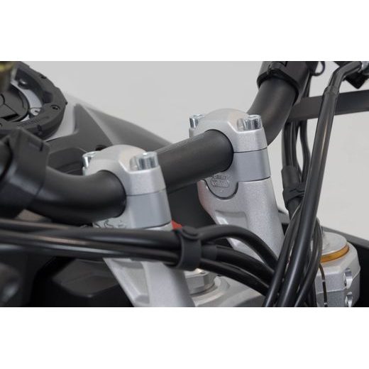 SW MOTECH ZVÝŠENÍ ŘÍDÍTEK H=20 MM. STŘÍBRNÉ TRIUMPH TIGER 900 GT/RALLY PRO.