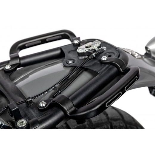 MADLÁ NA RUKY SPOLUJAZDCA