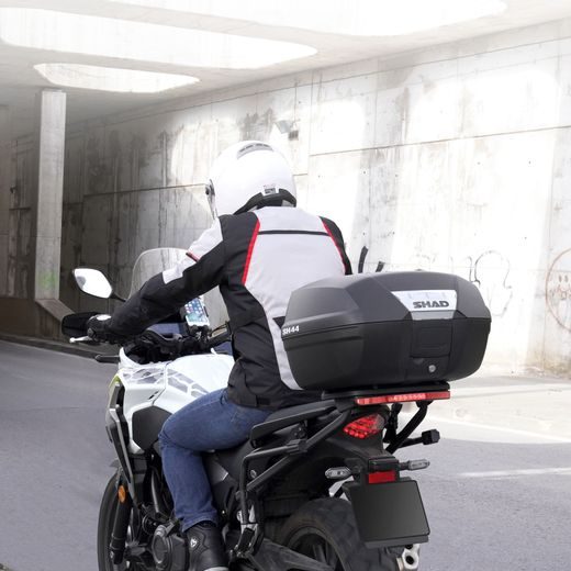 VRCHNÝ KUFOR NA MOTORKU SHAD SH44 ČIERNA