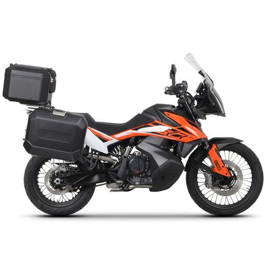 KOMPLETNÁ SADA ČIERNYCH HLINÍKOVÝCH KUFROV SHAD TERRA BLACK, 37 LITROV VRCHNÝ KUFOR, 36/47 LITROV BOČNÉ KUFRE, VRÁTANE MONTÁŽNEJ SADY A PLATNI SHAD KTM ADVENTURE 790 (R)