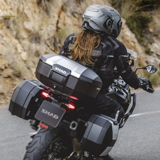 VRCHNÝ KUFOR NA MOTORKU SHAD SH51 D0B51200 HLINÍK