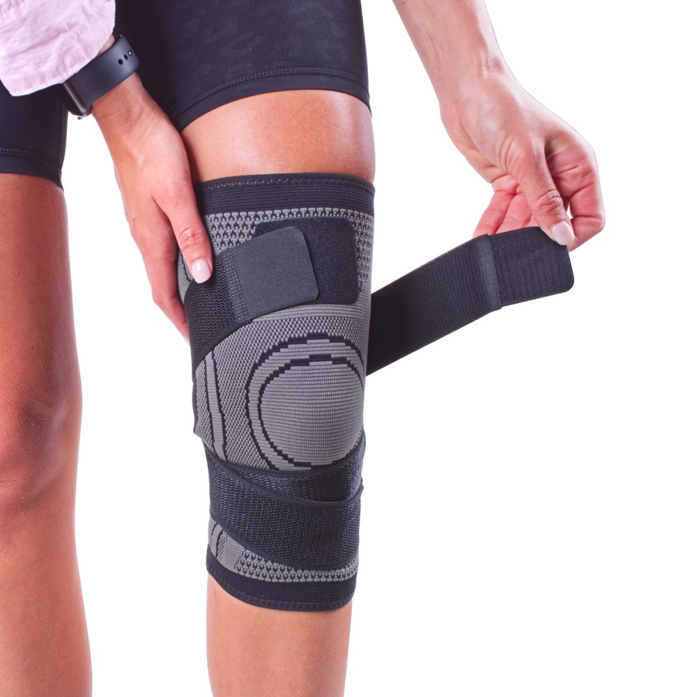 Levně Sportago Sportovní bandáž na koleno se zpevňujícím páskem - L