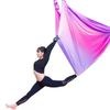Jógová síť Sportago Multicolour růžovo-fialová – modelka v akrobatické pozici