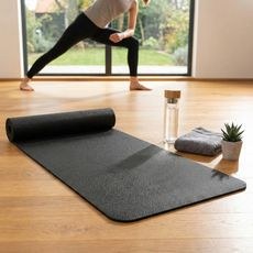 Cvičení jógy na černé podložce Sportago Power Yoga Mat