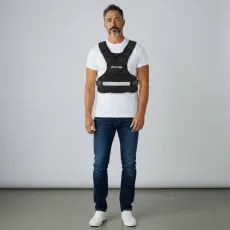 Muž se zátěžovou vestou Sportago Vigor 20 kg, pohled na celou postavu zepředu