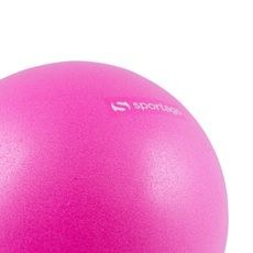 Detail textury povrchu a loga na růžovém Overballu Sportago