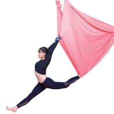Jógová síť Sportago růžová – modelka v akrobatické póze