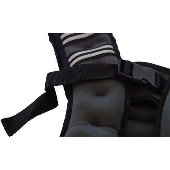 Detail hrudního popruhu a přezky zátěžové vesty Sportago Brisk - šedá barva