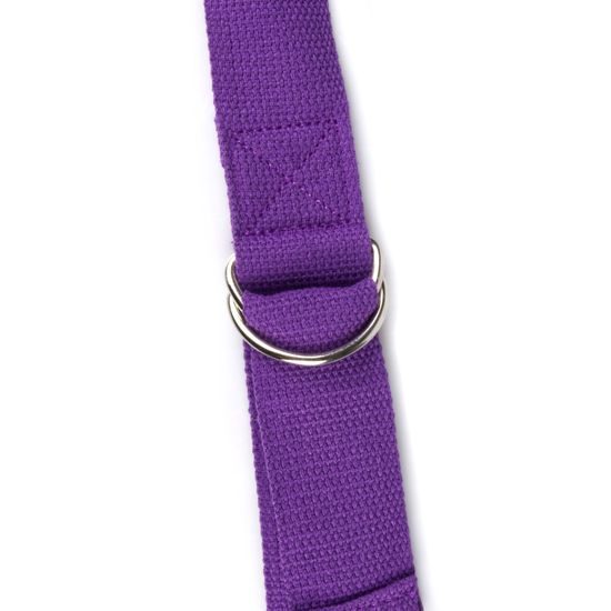 Detail kovové D-spony na fialovém jóga popruhu Sportago pro bezpečné nastavení délky