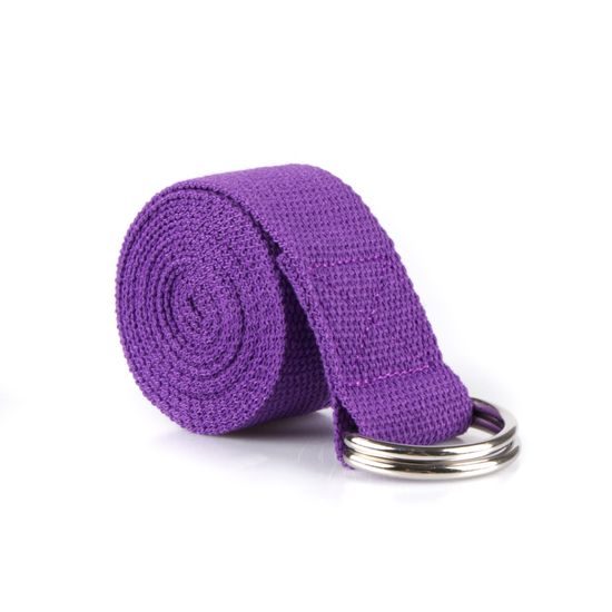 Pevně smotaný fialový popruh na jógu Sportago Yoga Strap II zobrazující jemnou strukturu bavlny