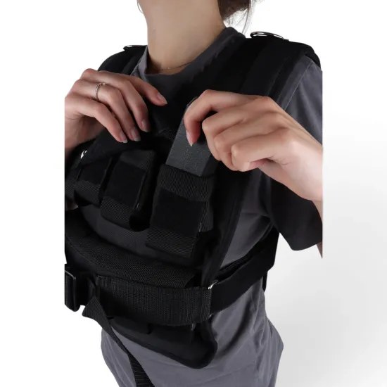 Vyberanie oceľového závažia z vrecka vesty Sportago Fortis 20 kg