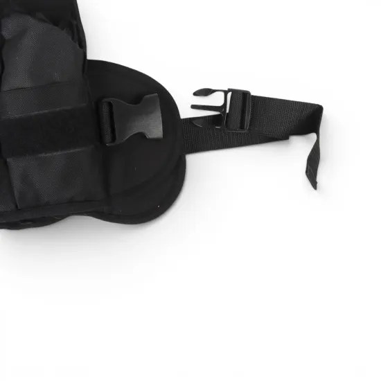 Detail nastaviteľného bočného popruhu a spony vesty Sportago Vigor 10 kg