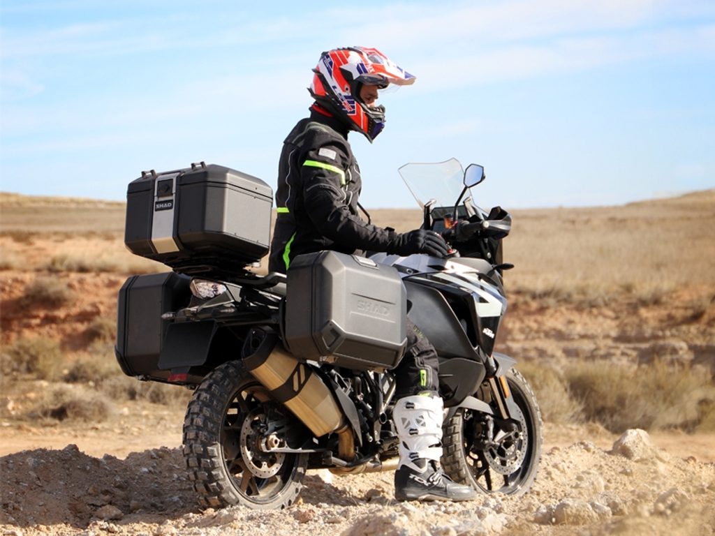 JF Moto - Motocykle, štvorkolky a skútre - Vrchný hliníkový kufor na motorku  SHAD Terra TR48 D0TR48100B ČIERNA EDÍCIA - SHAD - Vrchné HLINÍKOVÉ kufre  SHAD - 395.90 €