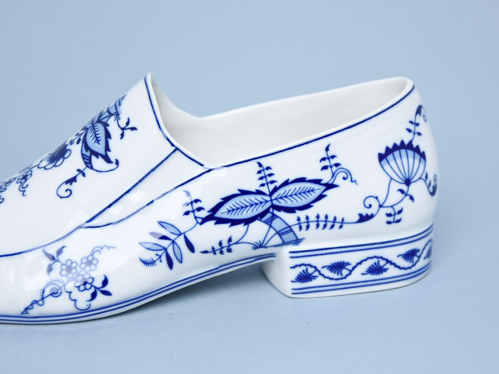 Men s porcelain shoe 27 cm Blue Onion Leander Leander 1907 Lou ky Porcelain Leander 1907 Loucky Czech republic by Manufacturers or popular decors Dumporcelanu.cz esky a evropsky porcelan sklo p ibory