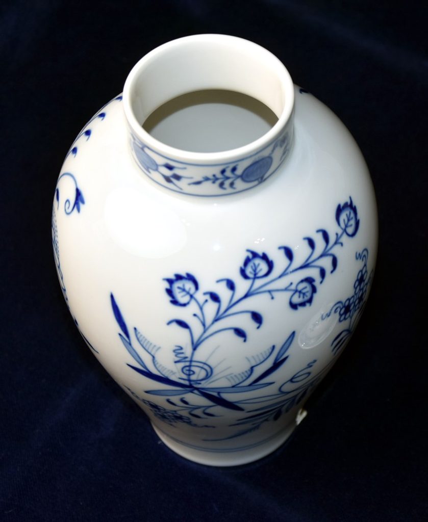 Váza s víkem 25,5 cm, pravý cibulák, Míšeňský porcelán - Míšeňský porcelán  - Míšeňský porcelán - Podle vzoru a výrobců - Dumporcelanu.cz - český a  evropský porcelán, sklo, příbory