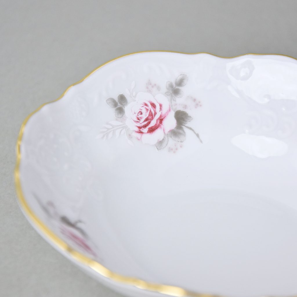 Gold line: Bowl 13 cm, Thun 1794 Carlsbad porcelain, Bernadotte roses - Thun  1794 - BERNADOTTE roses + Gold or Pink line - Thun Carlsbad porcelain, by  Manufacturers or popular decors -