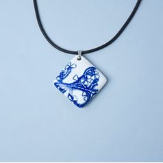 Náhrdelník: Dutý polštářek 40 mm, Kvetoucí kaktus, černá pryž, Porcelánové šperky Ateliér Mallys