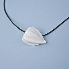 Náhrdelník dlouhý: Třešnička z porcelánu (Mochyně) velká, Porcelánové šperky Ateliér Mallys