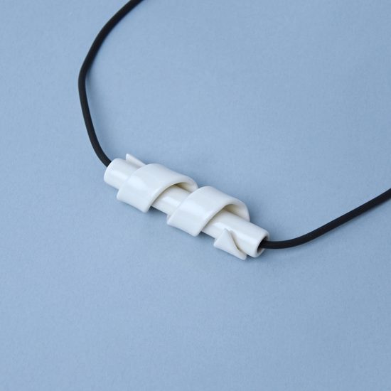 Náhrdelník: Spiralis 7 cm, černá pryž, Porcelánové šperky Ateliér Mallys