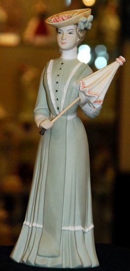 Lady with a gamp 10 x 8 x 23 cm, Porcelain Figures Duchcov