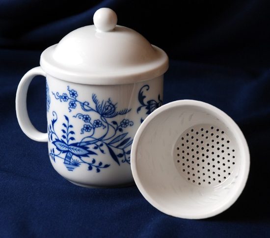 Hrnek s pokličkou a sítkem na čaj 0,36 l, Thun 1794 karlovarský porcelán,  NATÁLIE cibulák - Cibulák (Blue Onion pattern) - NATÁLIE cibulák - Thun  1794, karlovarský porcelán, Podle vzoru a výrobců -