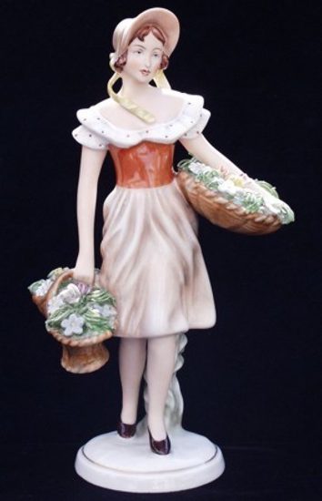 Gardener woman 13,5 x 11 x 26 cm, Porcelain Figures Duchcov