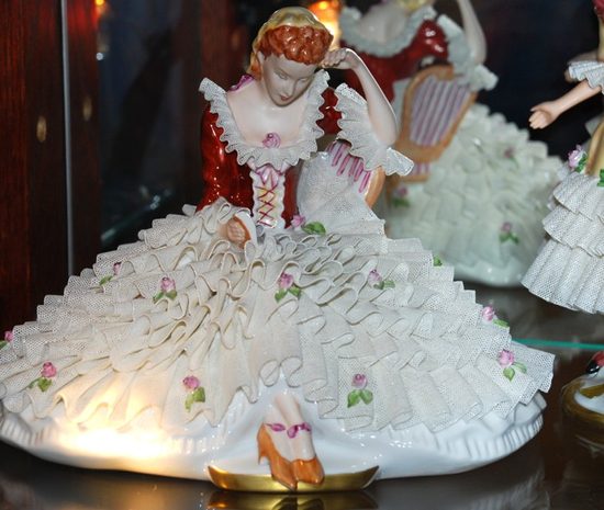 Dáma s knihou a krajkovou sukní 16 cm, Porcelánové figurky Duchcov