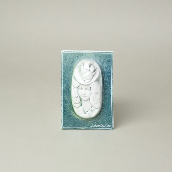 Porcelánový kachlík závěsný 8,7 x 13 cm, dívka s kloboukem a loknami, Alena Burešová