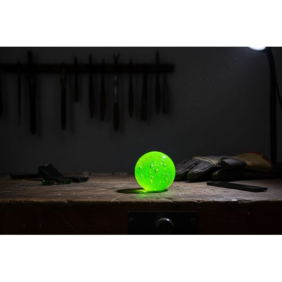 Těžítko Koule s bublinkami (uranové sklo), Sklárna Janov