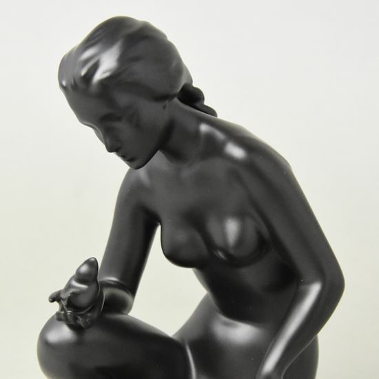 Dívka s ptáčkem a copem 18,5 x 12 x 12 cm, fond černý, Porcelánové figurky Duchcov
