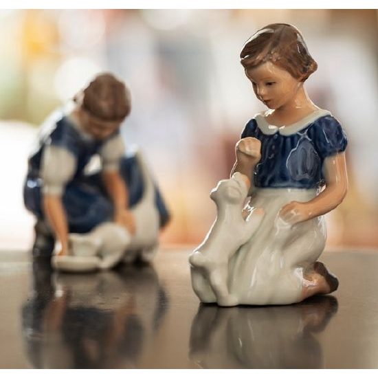 S méďou spinkající dívka 13 x 4,5 cm, porcelánové figurky Royal Copenhagen