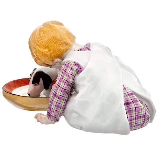 Dítě s pijícím pejskem 9 x 11 x 16 cm, figurky Míšeňský porcelán